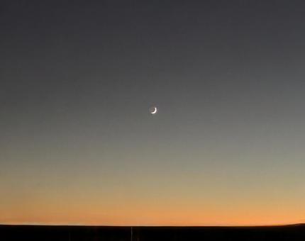 三日月と夕焼けの空 三日月,月,夕焼けの写真素材