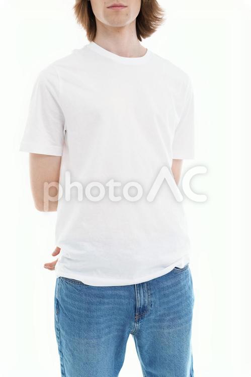 手を後ろにして立つ人 モデル,立つ,ポーズの写真素材