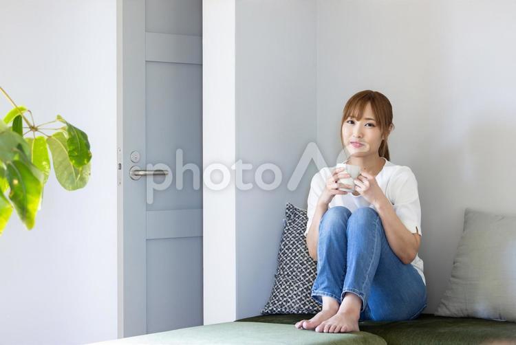 ソファでくつろぐ女性　relaxing  リビング,女性,マグカップの写真素材