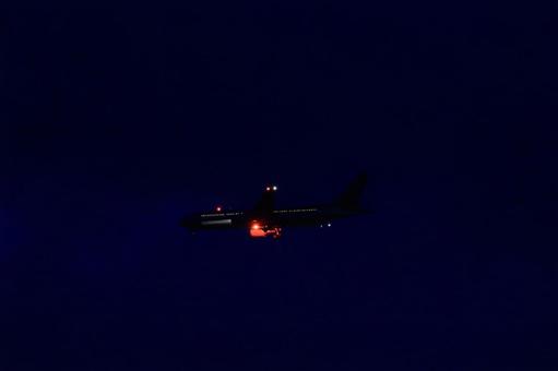 夜空を進む飛行機は遠くの地域へ向かう 夜空,夜,空の写真素材