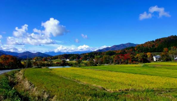 秋の青空とのどかな田園風景と山々 秋の青空とのどかな田園風景と山々の写真