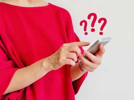 スマホでわからないことを調べる スマホでわからないことを調べる わからない,疑問,女性の写真素材