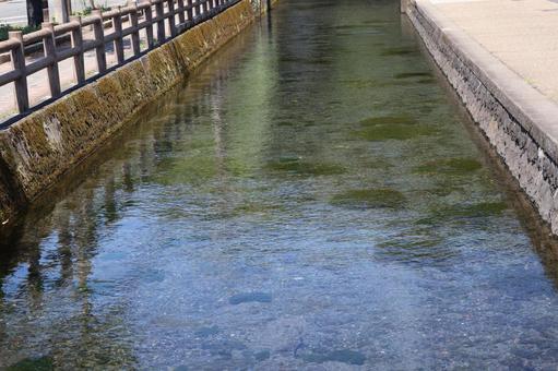 きれいな水の川のある街並みの風景 きれいな水の川のある街並みの風景の写真