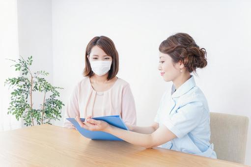 病院で説明を聞く女性 病院で説明を聞く女性 診断,カルテ,日本人の写真素材