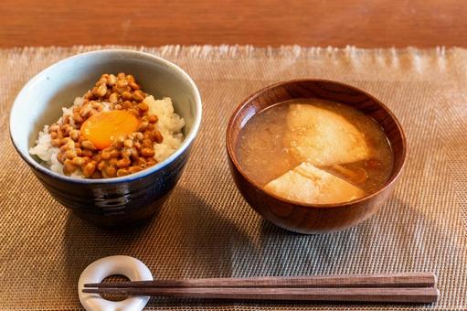 納豆玉子かけご飯と麩となめこ入り味噌汁 朝食,納豆,玉子の写真素材