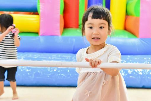在室內游樂園裡玩的女孩春夏秋10, JPG 在室內游樂園裡玩的女孩春夏秋10, JPG