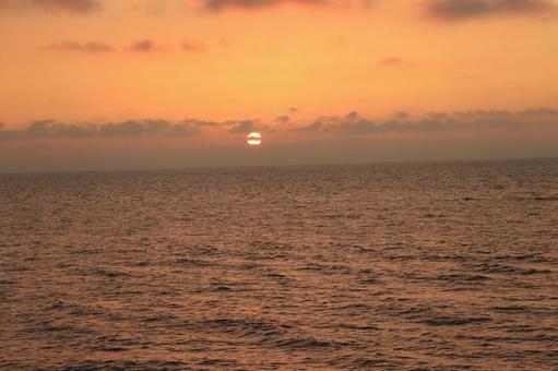 夕陽が沈む海 夕陽が沈む海 夕陽,夕日,夕焼け空の写真素材