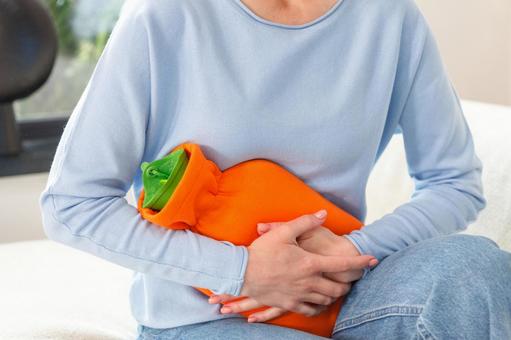 生理痛でお腹を温めている女性 生理,月経,女性の写真素材