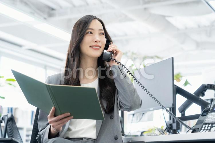 オフィスで仕事をする若いビジネスウーマン ビジネス,女性,オフィスの写真素材