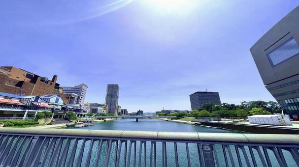 青空と調和する都市の風景 青空と調和する都市の風景 都市,川,橋の写真素材