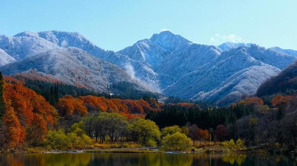 紅葉と初雪の湖 紅葉と初雪の湖 雪,雪山,もみじの写真素材