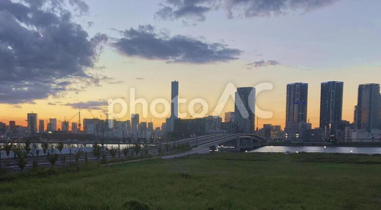 市場前駅から見た夕焼け 市場前駅,夕焼け,ビル群の写真素材