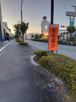 工事中 車線減少,歩道,道路の写真素材