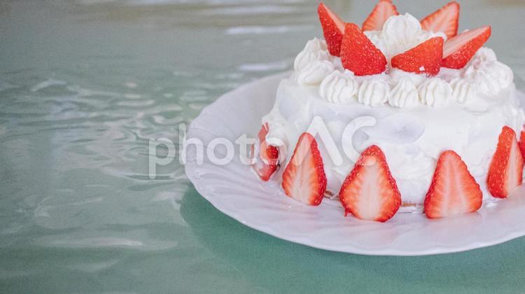 手づくりのイチゴと生クリームのケーキ ケーキ,いちご,生クリームの写真素材