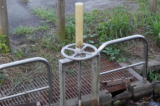 用水路の水門 用水路の水門の写真