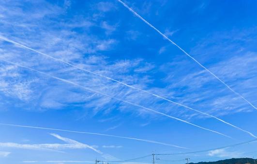 夏空を彩る何本もの飛行機雲 夏空を彩る何本もの飛行機雲 飛行機雲,雲,航跡の写真素材