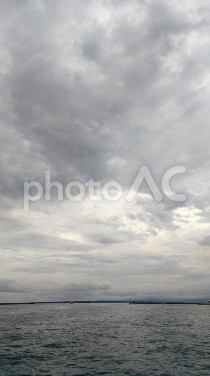 クルーズ船からみた空　石垣島　たて 空,曇り,海の写真素材