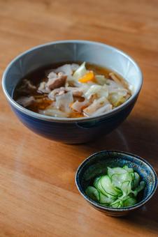豚汁ときゅうりの朝食 豚汁ときゅうりの朝食の写真