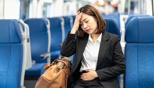 電車内で体調が悪くなった日本人女性 電車内で体調が悪くなった日本人女性の写真
