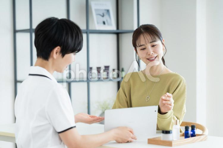 エステサロンの受付 エステサロン,カウンセリング,女性の写真素材