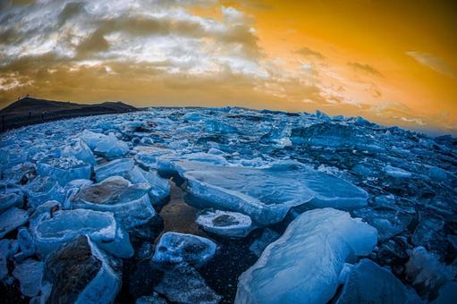 氷の海と燃える空(アイスランド) 氷の海と燃える空(アイスランド) 氷,氷塊,夕焼けの写真素材
