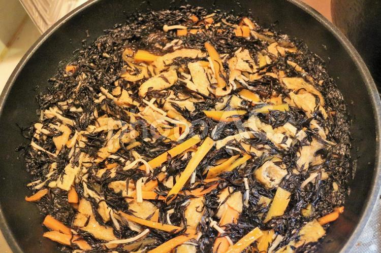 ひじきの炒め物　上から見た様子 ひじきの煮物,炒め物,ひじきの写真素材