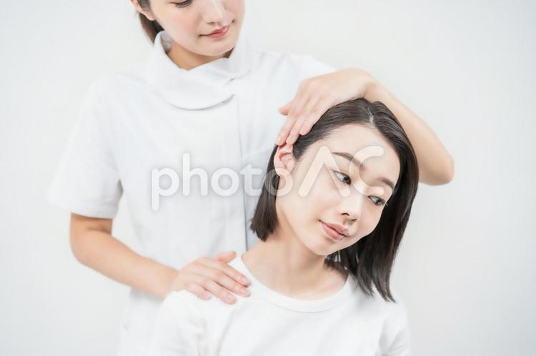 サロンで頭部をマッサージされる若い女性 女性,エステ,サロンの写真素材