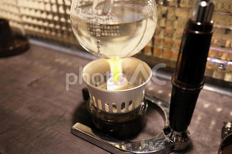 炎が生み出す本格派コーヒー サイフォンコーヒー,ハンドドリップ,スペシャルティコーヒーの写真素材