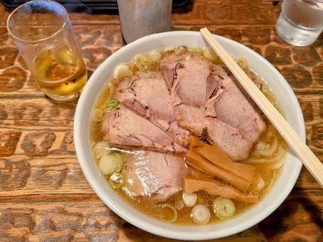 ビールと特製チャーシューの醤油ラーメン ラーメン,醤油ラーメン,チャーシューの写真素材