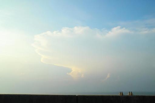 海沿いから見た夏の空 海沿いから見た夏の空の写真