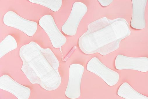 ピンク背景にたくさんの生理用品 生理,月経,生理用品の写真素材