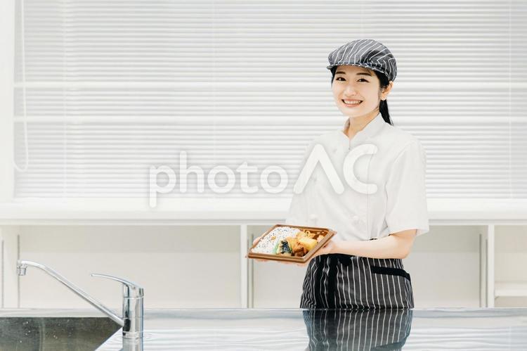 お弁当を作る調理師の女性（デリカ） 弁当,テイクアウト,デリカの写真素材