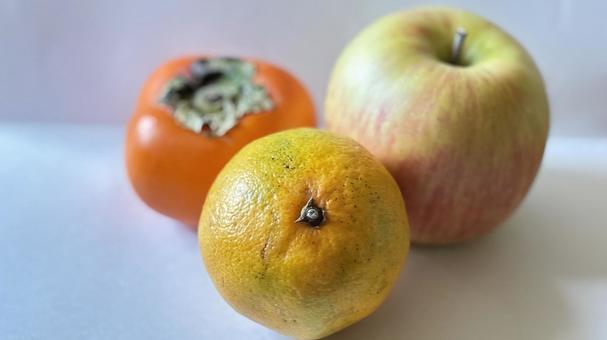 みかんとりんごと柿、柿、コピースペース 柿,みかん,りんごの写真素材