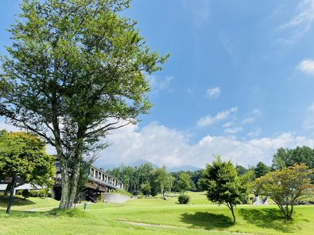 高原のゴルフ場と山並み 高原のゴルフ場と山並み ゴルフ場,クラブハウス,建物の写真素材