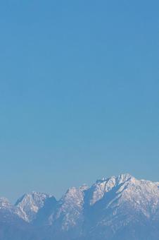 氷見からの雄大な立山連峰雪山_縦 立山連峰,雪山,山の写真素材