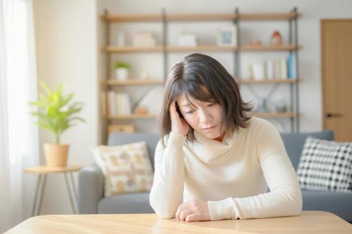 悩む女性 悩む女性 女性,アジアン,日本人の写真素材