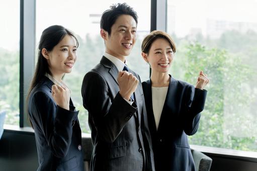 スーツを着た男女 スーツを着た男女 ビジネスパーソン,ビジネスマン,ビジネスの写真素材