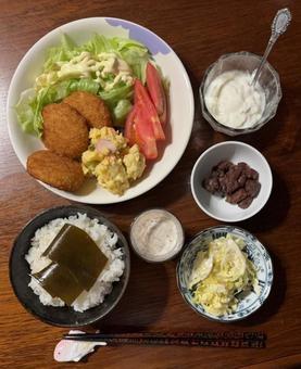 政府備蓄米の昆布ご飯、海老カツなどの夕食 政府備蓄米の昆布ご飯、海老カツなどの夕食 夕食,政府備蓄米,ご飯の写真素材