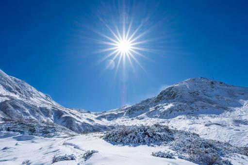 新雪の積もった山 新雪の積もった山 新雪,雪,空の写真素材