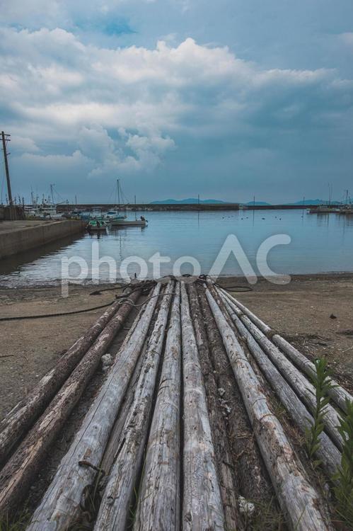 曇り空の漁港の風景 海,海岸,海岸沿いの写真素材
