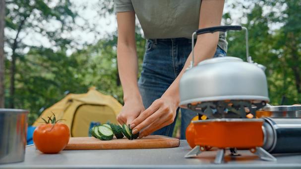オレンジ色のバーナーと調理台 野菜,包丁,きゅうりの写真素材