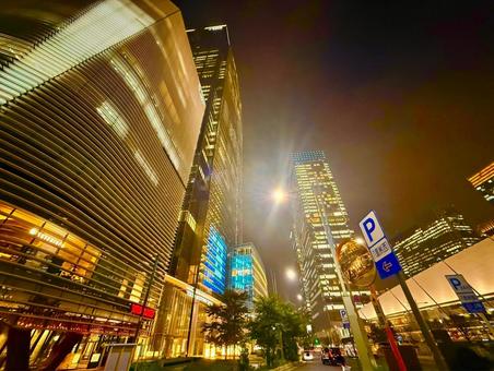 八重洲の摩天楼の夜景 八重洲の摩天楼の夜景 夜,夜景,ライトアップの写真素材