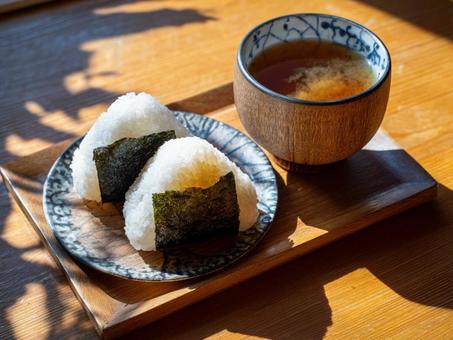 おにぎりとお味噌汁 おにぎりとお味噌汁の写真