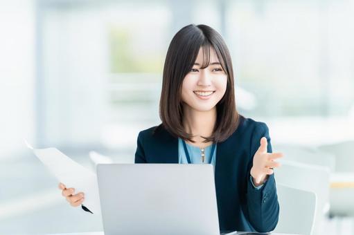 笑顔で対話をする女性・ビジネスウーマン 女性,パソコン,笑顔の写真素材