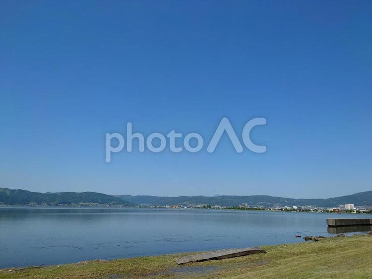 湖のほとり　５月 湖のほとり,木,湖の写真素材