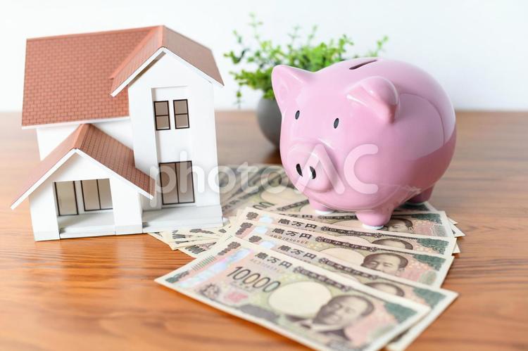 豚の貯金箱と住宅の模型と現金のイメージ 家賃,住宅,不動産の写真素材