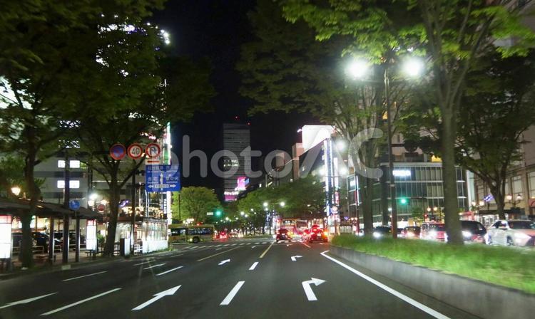 仙台　夜の道路 夜,街,夜景の写真素材