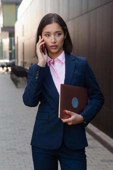 街なかで電話するビジネスウーマン ビジネスウーマン,ビジネス,女性の写真素材