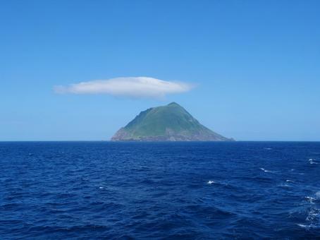 八丈小島の遠景 八丈小島の遠景 八丈島,八丈小島,八丈の写真素材