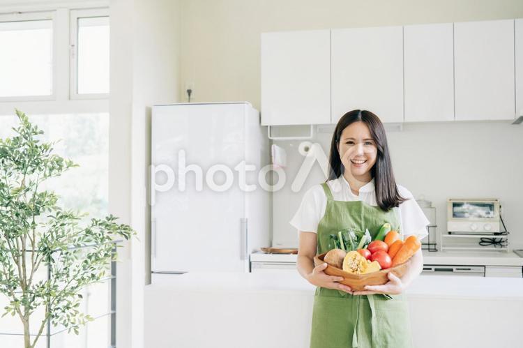 キッチンで野菜を持つ女性 家事,キッチン,女性の写真素材